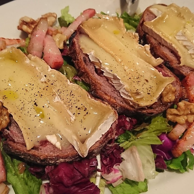 ブリードモー（チーズ）のサラダ(マーケット112 （マーケツトイチイチニ）)