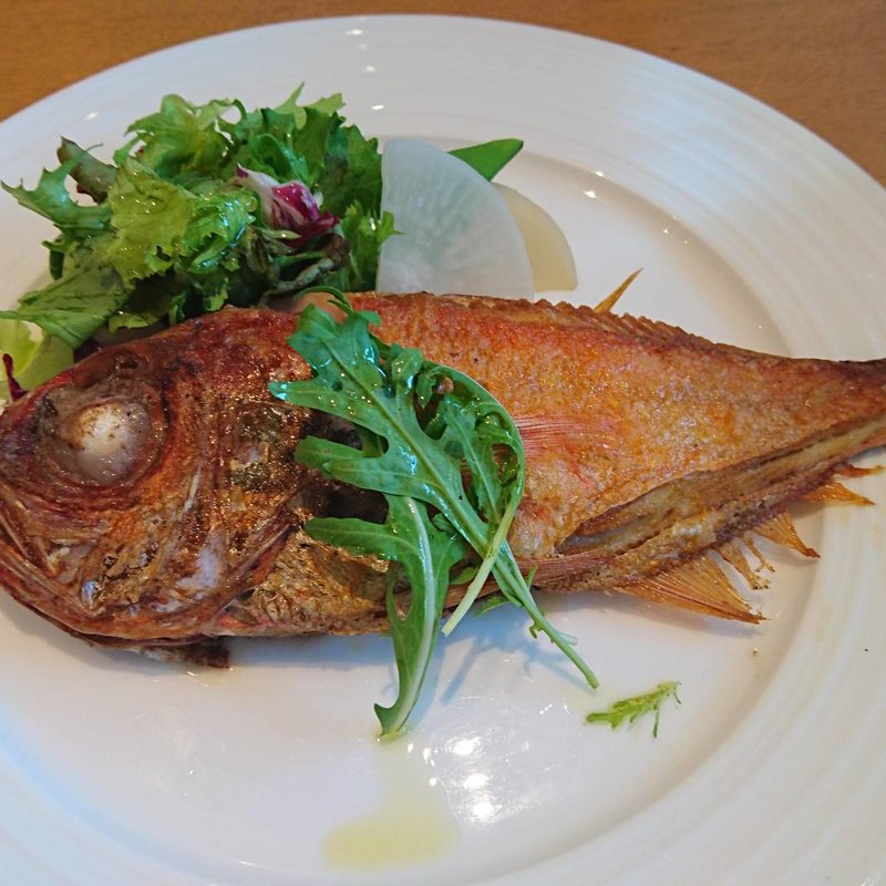 三崎港直送 まるごと一本魚の香草オーブン焼き(アマルフィイ ノベッロ)