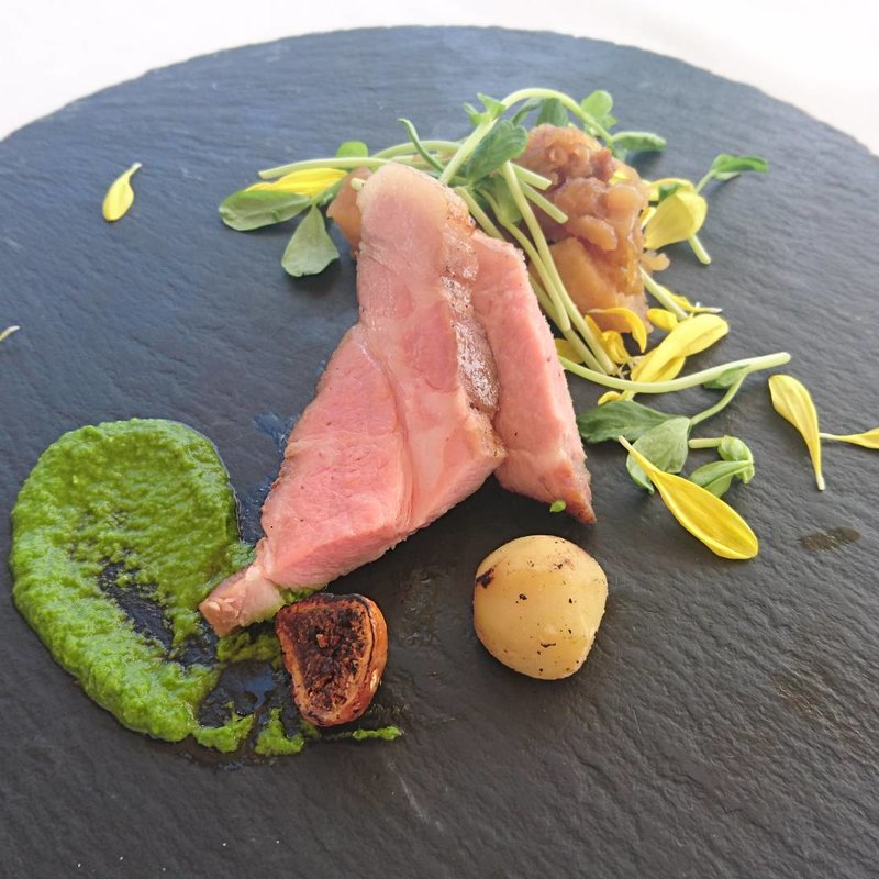 氷温熟成した岩手県産“豚姫”肩ロースのグリリア　山葵菜のソース栗とセミドライ無花果のロースト(ピッツァ アマルフィイ)