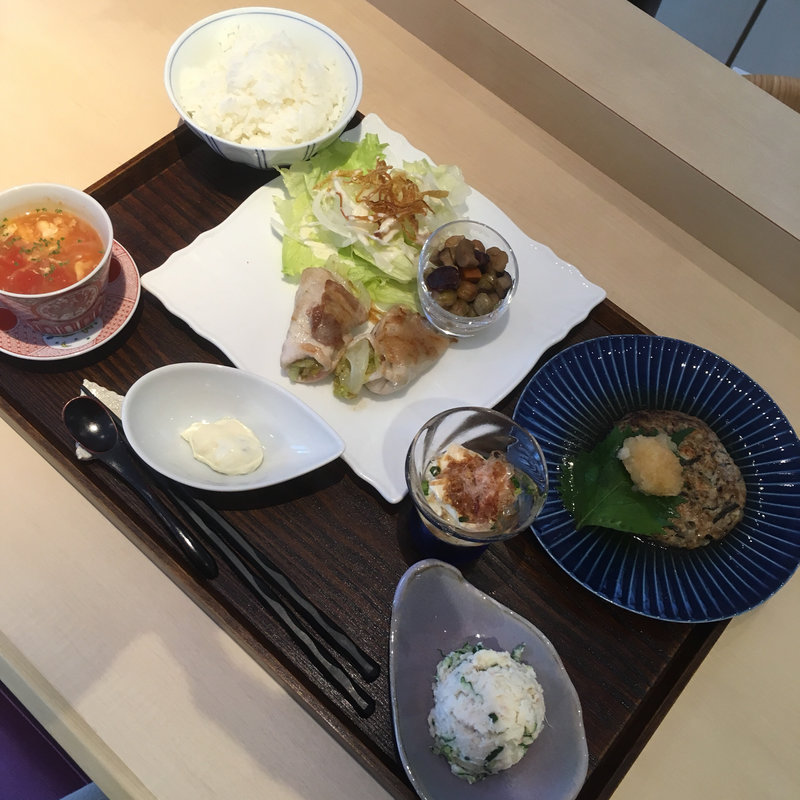 本日のZenご膳(五目煮、豚レタスロール巻、豆腐ハンバーグ、ポテトサラダ、冷奴、タルタルソース、スープ、ご飯)(ZenCafe)