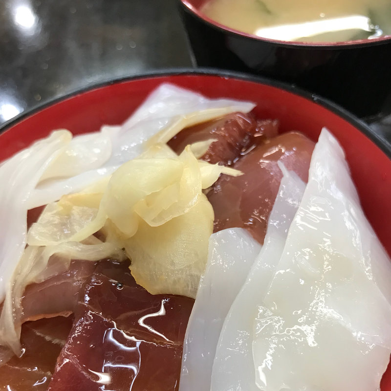 マグロ漬けイカ丼(朝市新鮮広場)