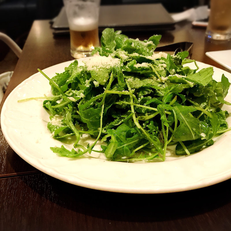 ルコラとパルミジャーノのサラダ(ナポリピッツァ ピッツェリア ラ ロッサ)