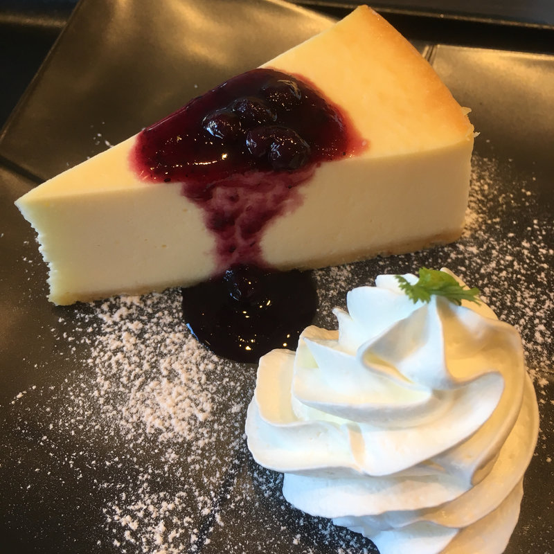 ニューヨークチーズケーキ 〜ブルーベリーソース掛け〜(丸の内CAFE会 博多マルイ店)