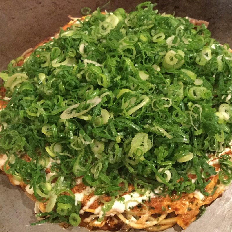 イカ・スジ玉に九条ネギをトッピング(下町のお好み焼き昌 )