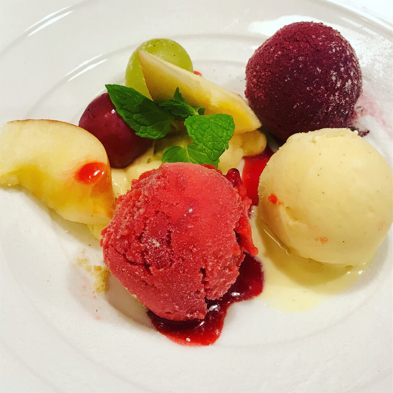 ソルベとアイスクリームの三種盛り ベリー系とバニラ(ビストロモナミ)