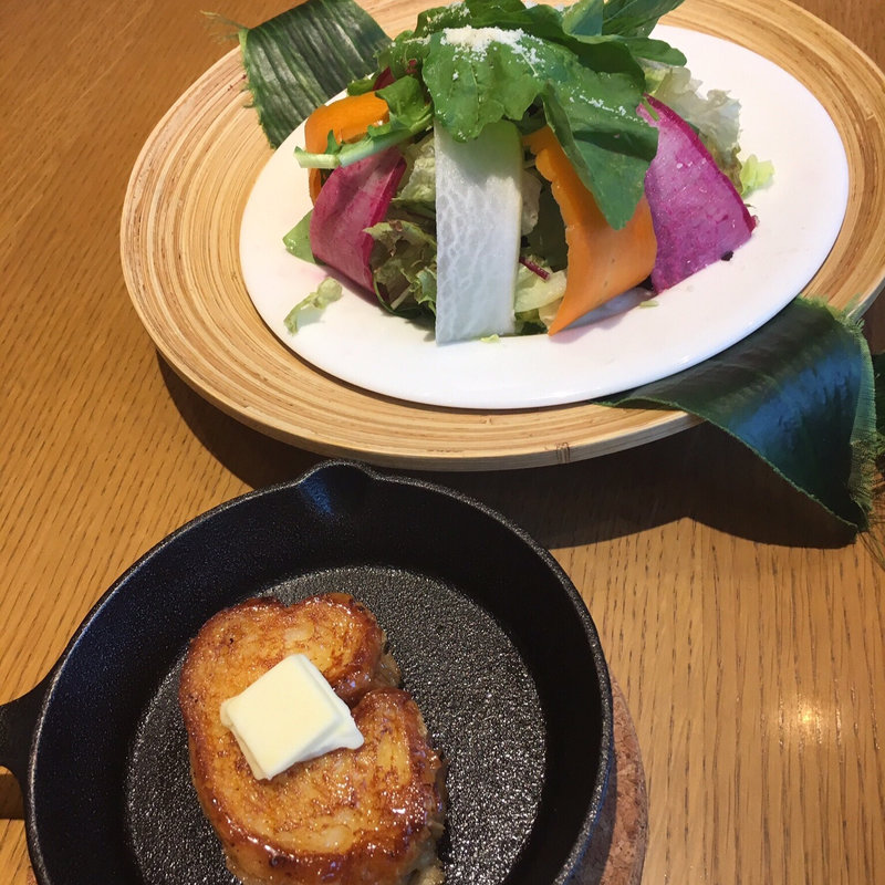 鎌倉野菜の贅沢サラダとフレンチトースト(LONCAFE 鎌倉小町通り店)