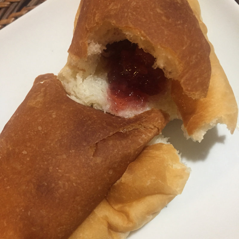 コッペパン(イチゴジャム)(ぱんやのパングワン （【旧店名】精養堂）)