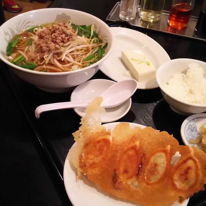 台湾ラーメン・小ライス・餃子のランチ(歓迎（ホアンヨン） 西口店)