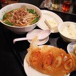 台湾ラーメン・小ライス・餃子のランチ(歓迎（ホアンヨン） 西口店)