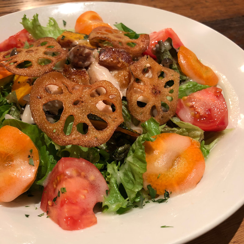 グリルチキンのサラダ(カフェ&グリル シズルガズル 渋谷ヒカリエ店 （Cafe&GrillSIZZLEGAZZLE）)