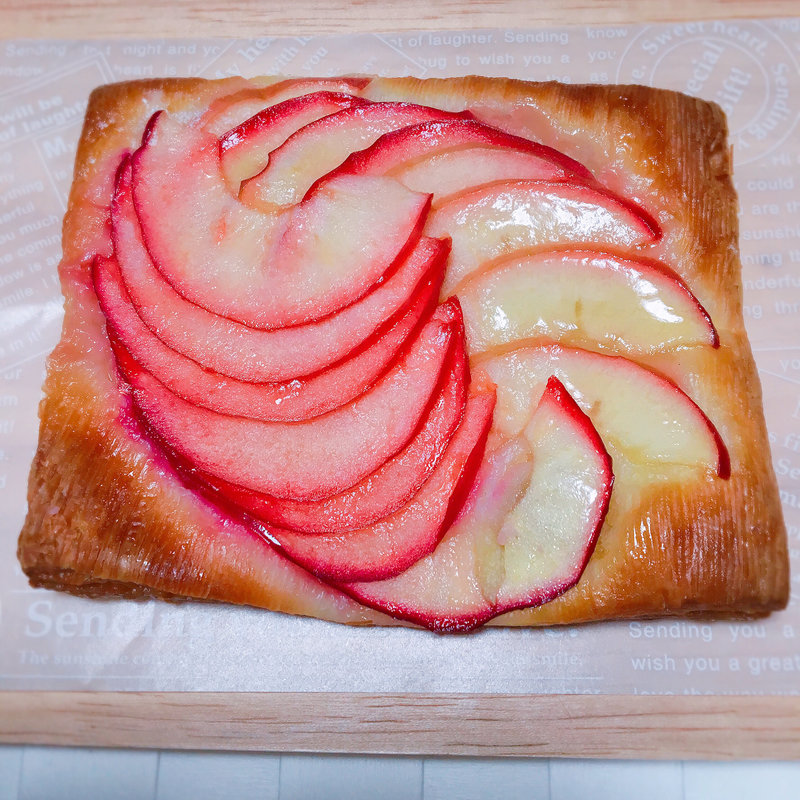 リンゴのクルスティヤン(クラブハリエ ジュブリルタン （CLUB HARIE J'oublie le temps）)