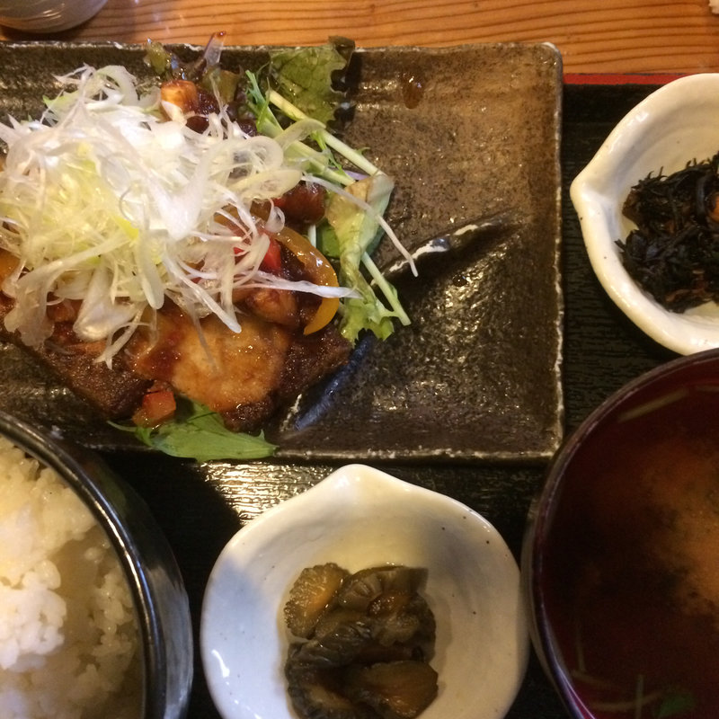 白身魚の唐揚げ定食(魚まみれ眞吉 原宿店)