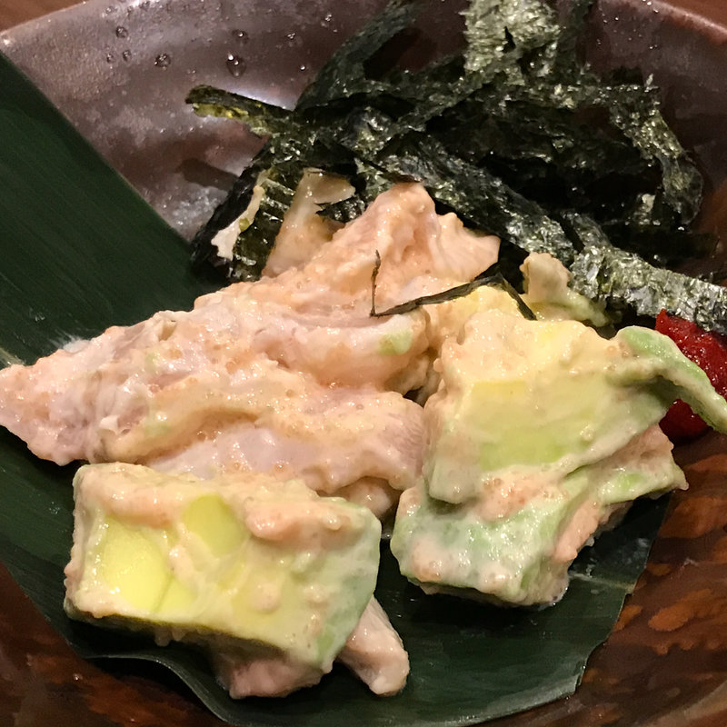 地鶏ささみとアボカドの明太マヨ和え(山内農場 なんば千日前店)