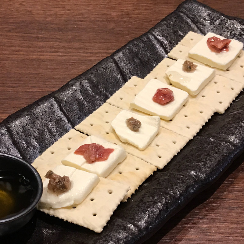 かつお酒盗とアンチョビのクリームチーズクラッカー(山内農場 なんば千日前店)
