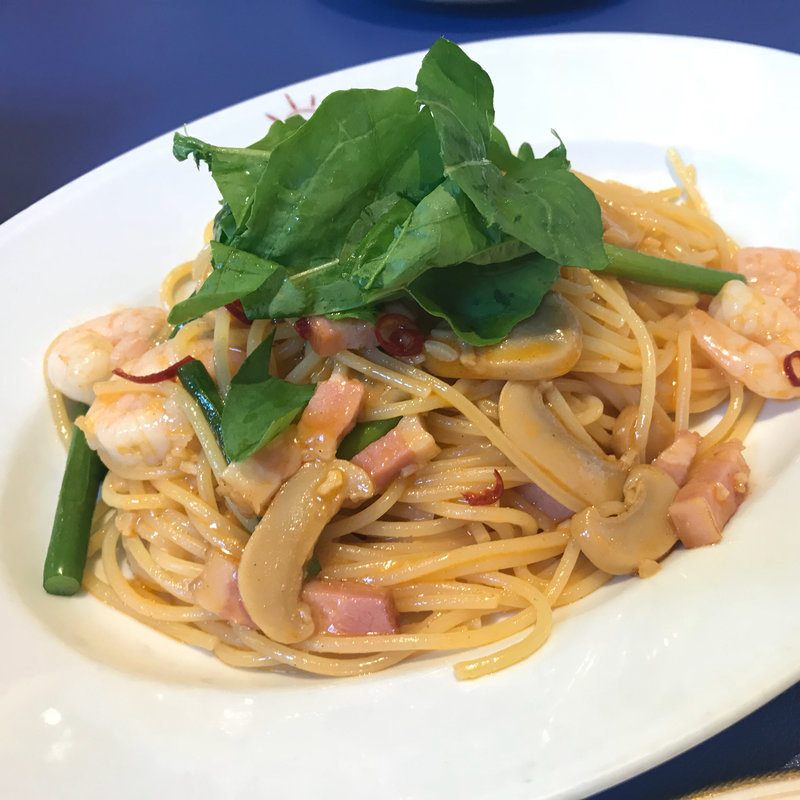 たっぷりルッコラとエビとベーコンのペペロンチーノ(イタリア厨房ベッライタリア)