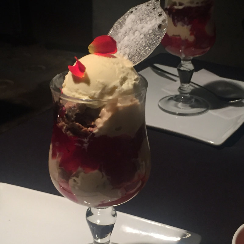 ローズ香るミルクティーブランマンジェと赤いベリーのパフェ～ローズジャム添え(ドゥボンクーフゥ)