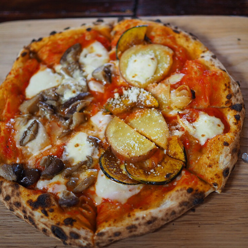 きのこのピザ x 地元野菜のピザ(Cafe てくり)
