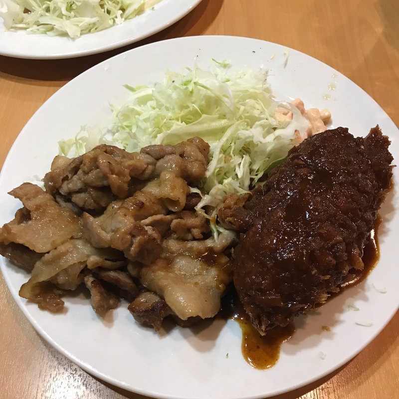 メンチカツと生姜焼き定食(キッチンまつむら )