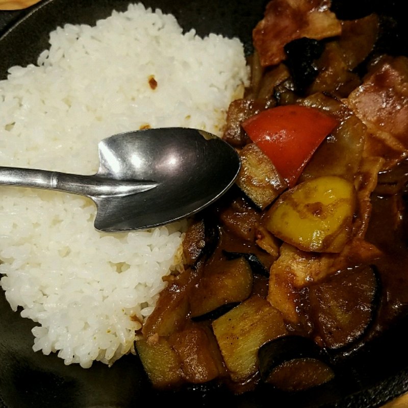 揚げナスとベーコンのカレー(野菜を食べるカレーcamp 新宿ミロード店)