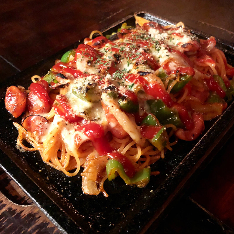 鉄板ナポリタン(ダイニングバー コモゴモ)