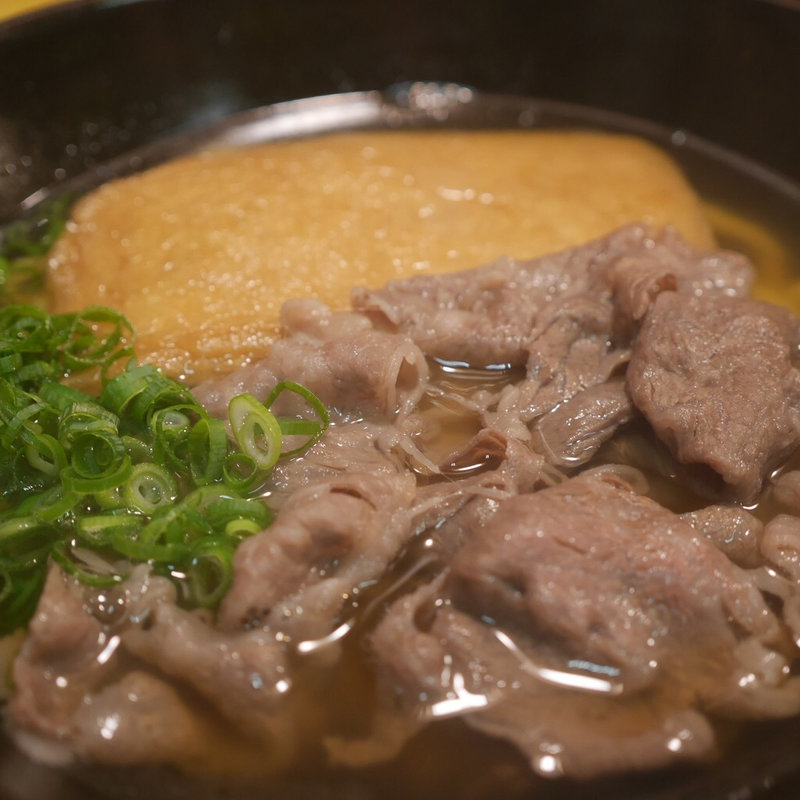 黒毛和牛肉うどんにきつね揚げトッピング(手造りうどん 楽々 （らくらく）)