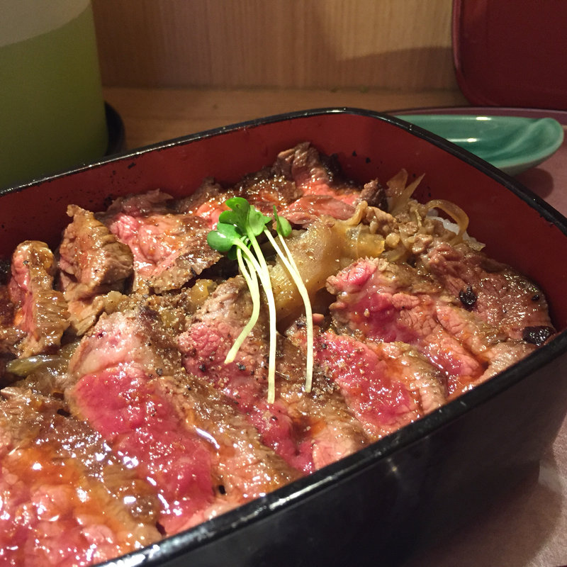 ガッツリ食べてパワーチャージ 梅田でおすすめのステーキ丼4選 Sarah サラ 料理メニューから探せるグルメサイト