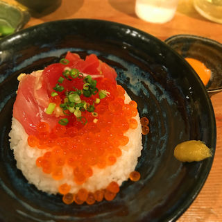 いくらと鮪のすき身丼(波の)