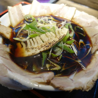 黒王チャーシュー麺(らーめん黒白)