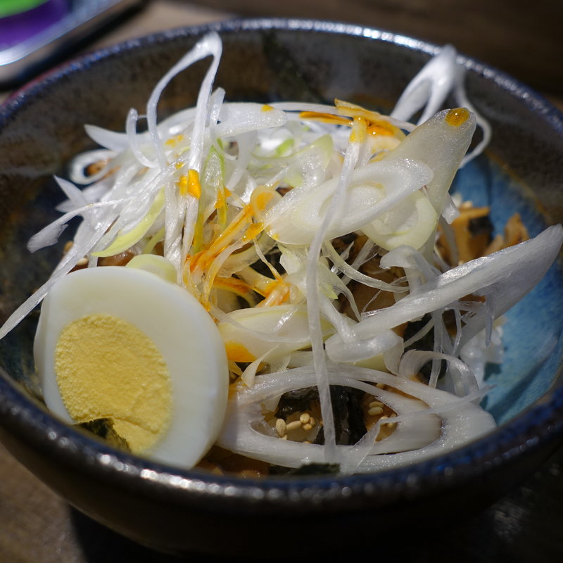 ミニチャーシュー丼(らーめん黒白)
