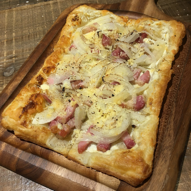 タルトフランベ(玉ねぎベーコン)(タルトフランベ専門店 allant)