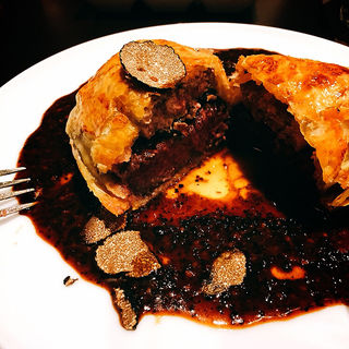 トリュフ、フォアグラ、牛肉のフィレ パイ包み焼き トリュフソース(鉄板ビストロ　La Planche)