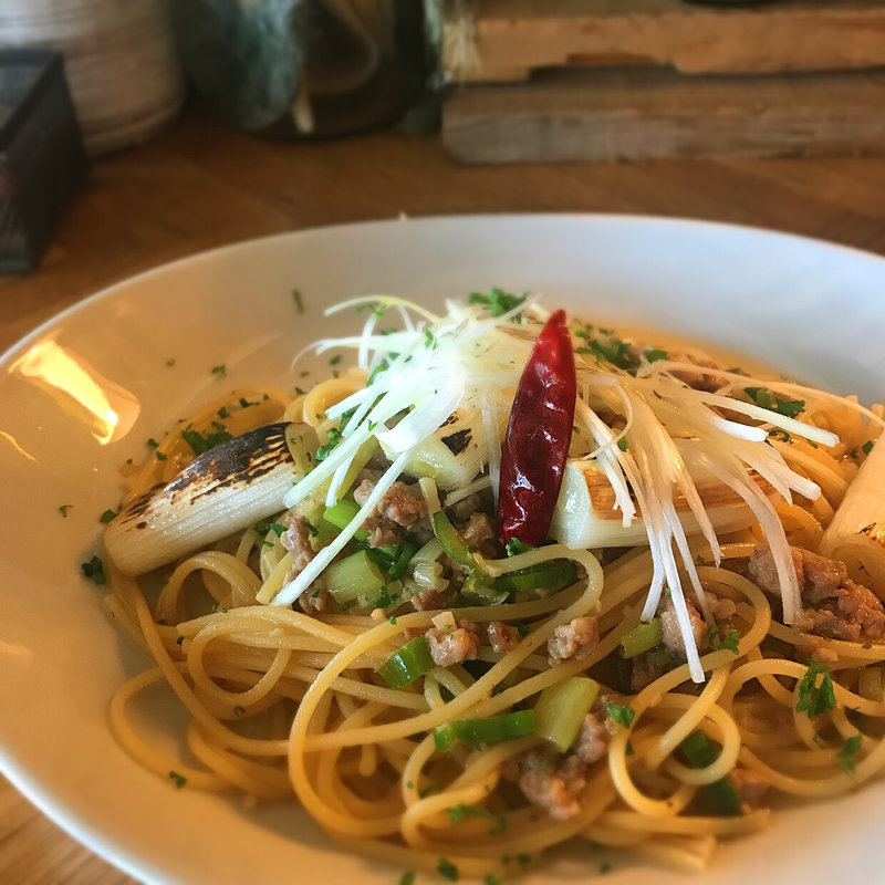 長ネギとひき肉のペペロンチーノ(LODGE BISTRO SARU学芸大店 （ロッジビストロＳＡＲＵ）)
