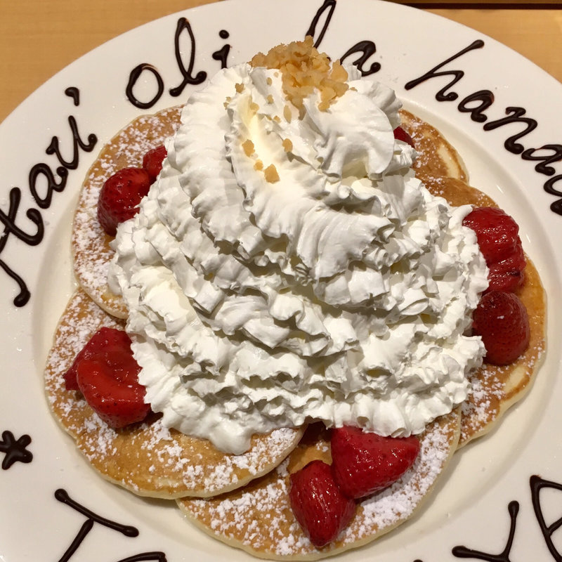 パンケーキストロベリー、ホイップクリームとマカダミアナッツ(Eggs 'n Things 神戸ハーバーランド店)