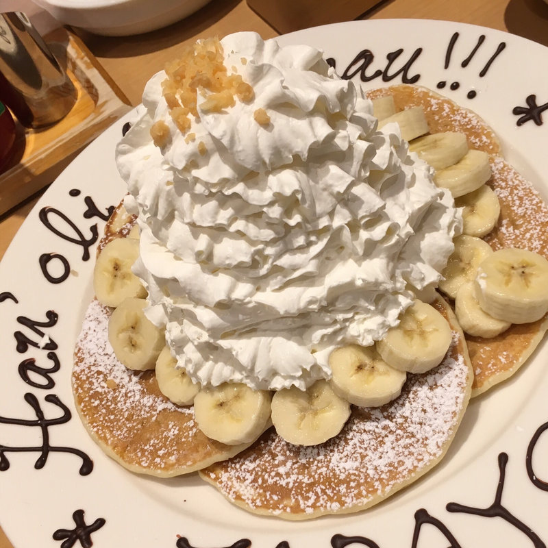 パンケーキ バナナ、ホイップクリームとマカダミアナッツ(Eggs 'n Things 神戸ハーバーランド店)