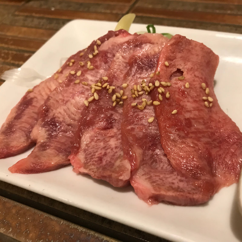 和牛タン刺し(焼肉とかすうどん 龍の巣 中洲カドミセ)