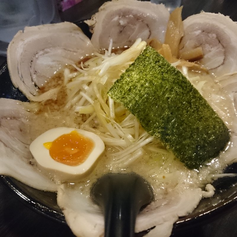醤油白ネギチャーシュー （ 中盛り ・ 背脂多め ） (麺やむこうぶち 船堀本店)