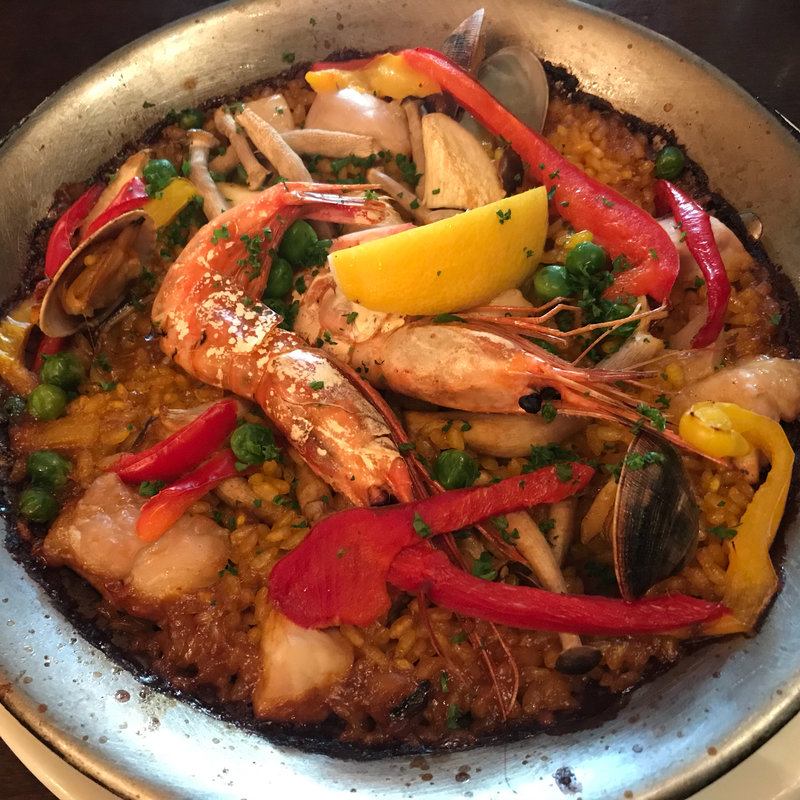 名物!!魚介と鶏のミックスパエリア(バニュルス 上野駅店)