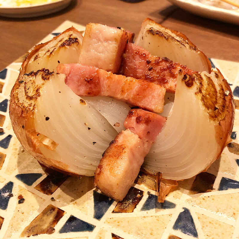 丸ごと玉ねぎとベーコン(鉄板とお酒 宗や)