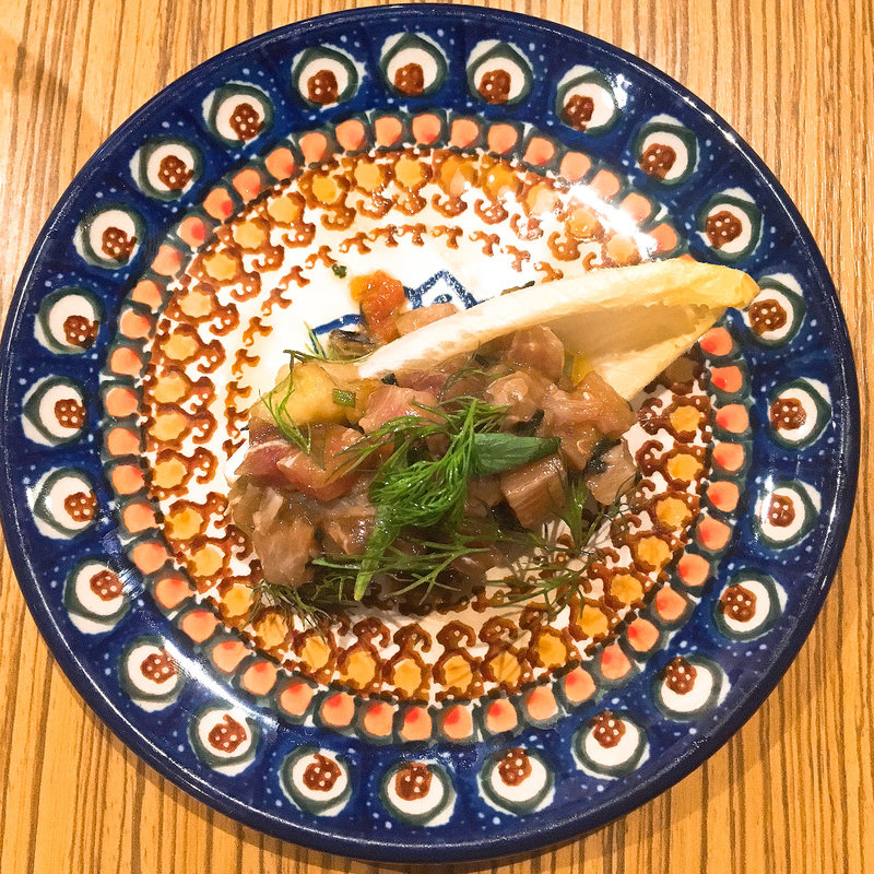 本マグロのタルタル アンディーブのお皿で(ロットチェント)