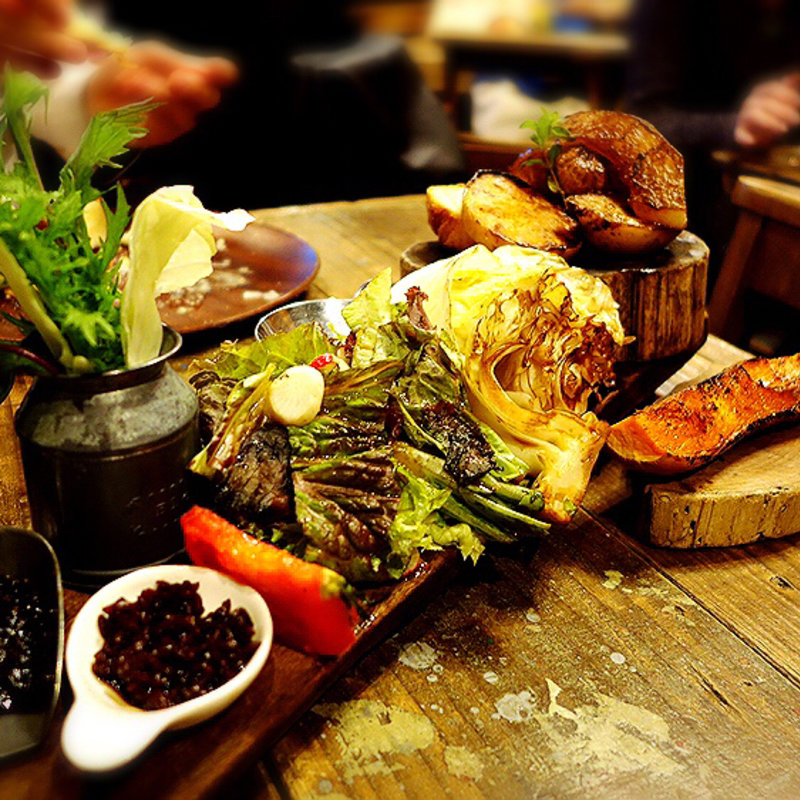 朝採れ野菜の鉄板プレート(WE ARE THE FARM 恵比寿店)