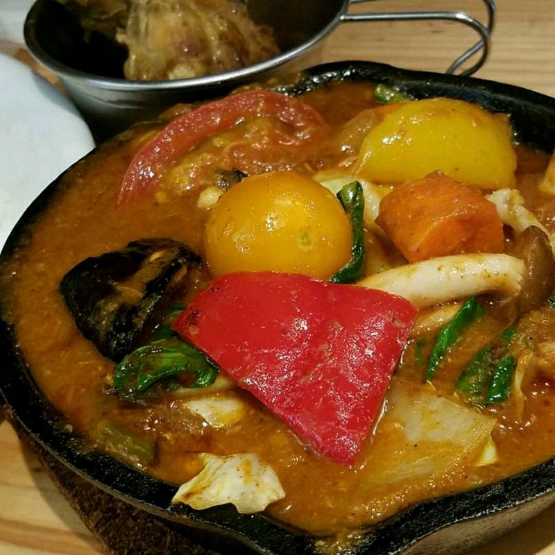 一日分の野菜カレー＋完全食セット 鶏手羽煮込×2(野菜を食べるカレーcamp KITTE博多店 （ヤサイヲタベルカレー キャンプ）)