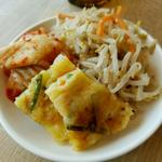 食べ放題のお惣菜　チヂミ　キムチ　ナムル(韓国料理 bibim’ KITTE博多店)