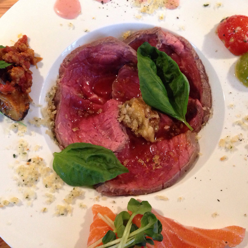 低温調理のローストビーフ・オニオンソース和え(ギンザ オリーバル)