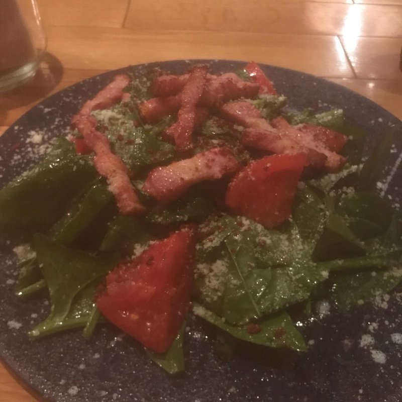 カリカリベーコンとほうれん草のサラダ(カフェ＆スイーツ TABLES Coffee Bakery&Diner 南堀江店)