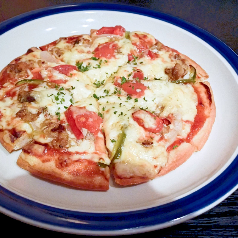 フレッシュトマトとツナのピザ(碗TWO （わんつう）)