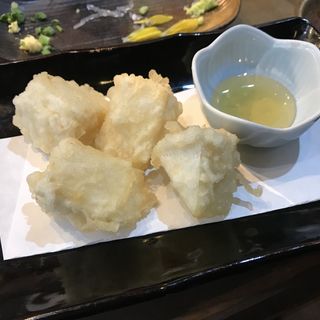 カマンベールチーズの天ぷら(立呑み 魚椿 本店)