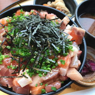 海鮮ユッケ丼(本まぐろと名古屋飯 花かるた)