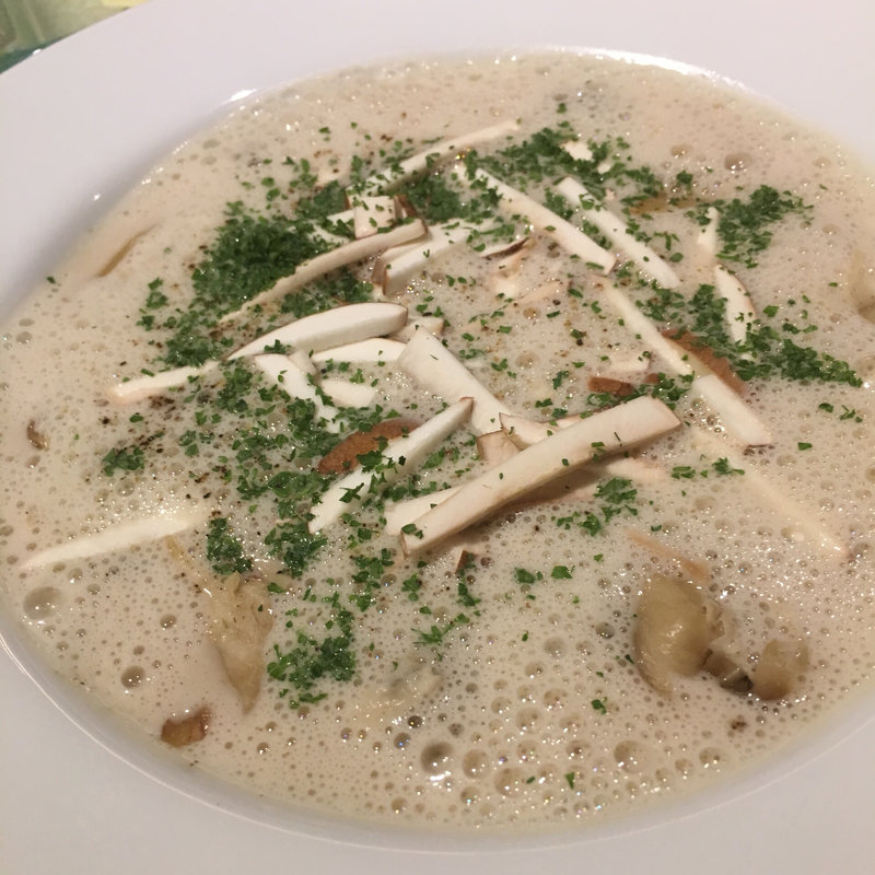 うさぎのコンフィとフレッシュマッシュルームのスープ(ハシモト)