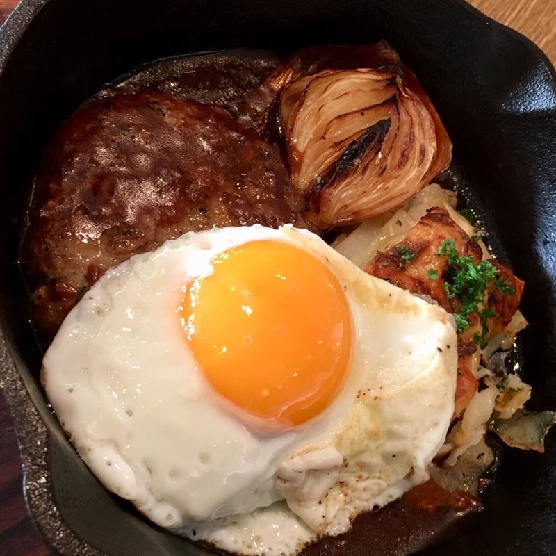 フライドエッグの乗ったビーフハンバーグステーキ(TOOTH TOOTHParadise Kitchen （トゥーストゥース　パラダイスキッチン）)