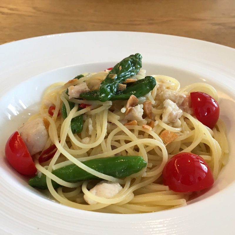 白身魚と獅子唐のペペロンチーノ(サーラ ビアンキ アル・ケッチァーノ )